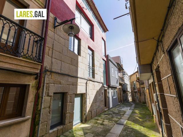 Casa en venta en Cangas, Cangas Pueblo. Edificio renovado en la zona vieja de Cangas. Casas.