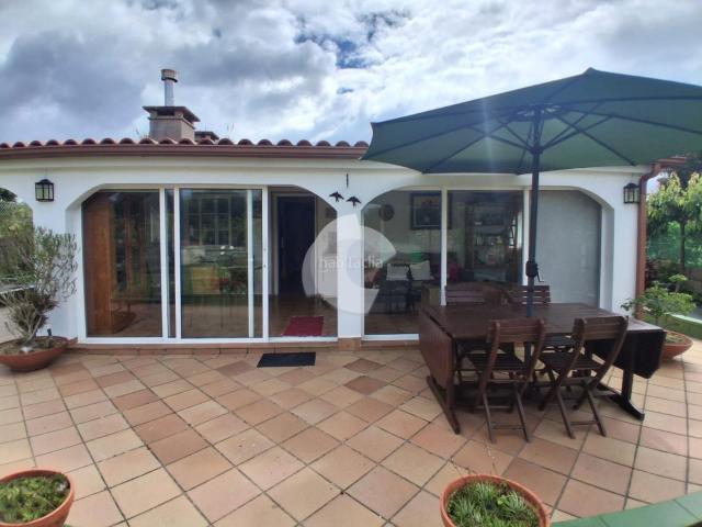 Casa en venta en Cangas, Coiro. Te imaginas despertar rodeado de paz y bajar caminando a la playa? Esta propiedad única en Cangas te ofrece la combinación perfect. Casas.