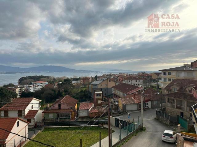 Casa en venta en Cangas, Darbo. Casa con varias viviendas independientes con finca y vistas a la ría de Vigo. Casas.