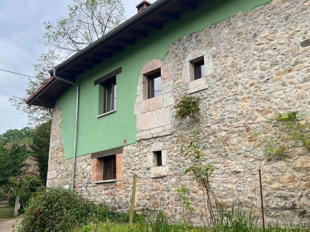 Casa en venta en Cangas de Onís. CASA DE ESTILO RÚSTICO CON JARDÍN. Casas Cangas de.