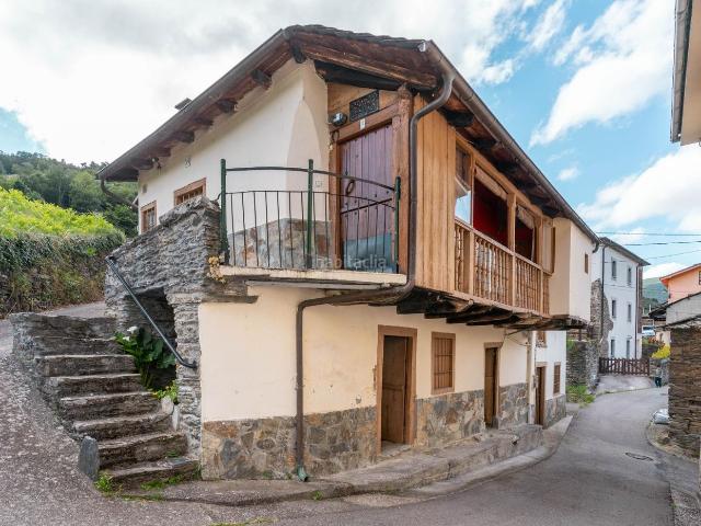Casa en venta en Cangas del Narcea. Casa tradicional asturiana con terraza, huerta y gran potencial en Cibuyo. Casas Cangas del.