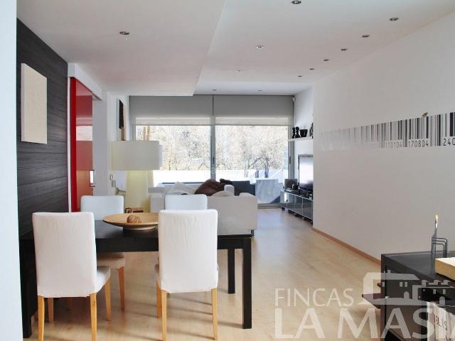 Casa en venta en Canyelles. Bonita casa independiente en venta con piscina y jardín en zona tranquila. Casas.