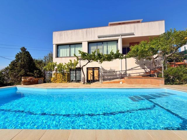 Casa en venta en Canyelles. Casa en venta en Canyelles Urbanización Caliornia. Casas.