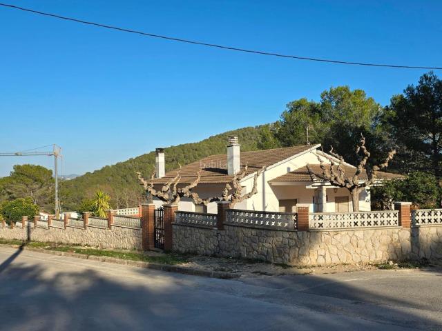 Casa en venta en Canyelles. Casa esquinera, excelente ubicación, con piscina y vistas. Casas.