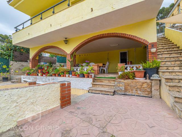 Casa en venta en Canyelles. Encantadora casa independiente con jardín, piscina, huerto y amplios espacios. Casas.