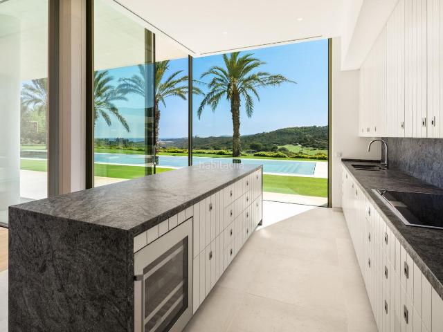 Casa en venta en Casares, Casares Golf Casares del Sol. EXQUISITA VILLA AL LADO DEL GOLF CON ELEGANCIA Y SERENIDAD INIGUALABLES. Casas.