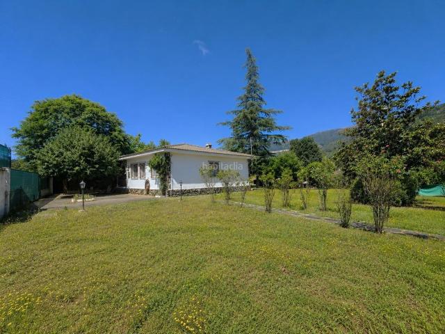 Casa en venta en Casas del Castañar. Chalet con piscina y espectaculares vistas en pleno Valle del Jerte. Casas Casas del.