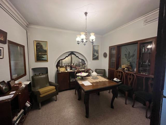 Casa en venta en Cassà de la Selva. Casa de poble a reformar al casc històric, amb pati, garatge i local comercial. Casas Cassà de la.