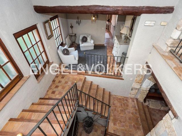 Casa en venta en Castellví de la Marca. Elegante masía catalana con carácter y entorno privilegiado. Casas Castellví de la.