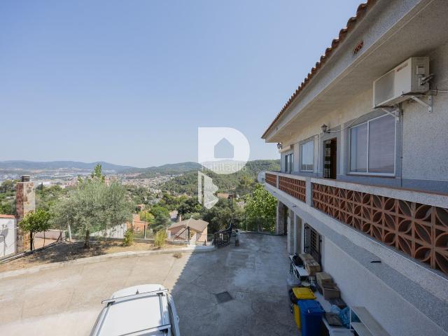 Casa en venta en Castellví de Rosanes. CASA CON 3 VIVIENDAS INDEPENDIENTES Y JARDÍN. Casas Castellví de.