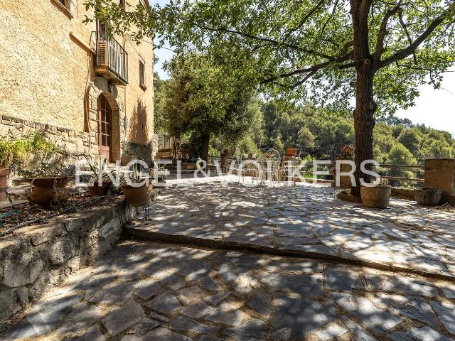 Casa en venta en Castellbell i el Vilar. Masía exclusiva con máxima privacidad, vistas a Montserrat. Casas Castellbell i el.
