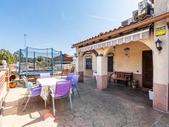 Casa en venta en Castellbisbal. Acogedora casa a 4 vientos con jardín, piscina y placas solares en Castellbisbal. Casas.