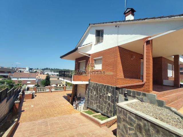 Casa en venta en Castellbisbal. Bonita casa con gran jardín. Casas.