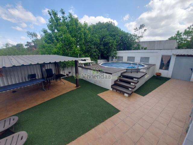 Casa en venta en Castellbisbal. Espectacular casa con piscina y jardín. Casas.