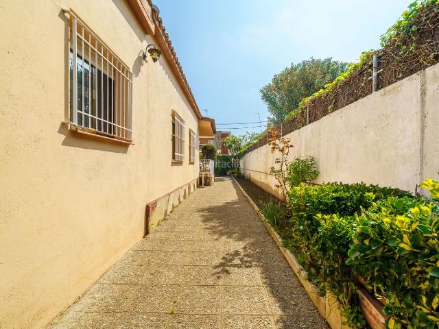 Casa en venta en Castelldefels, Can Bou. Casa de 110 m2 con jardín, terraza y parking espacio y calidad de vida. Casas.