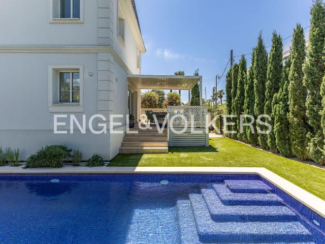 Casa en venta en Castelldefels, Baixador. Elegancia y Brisa Marina Una Joya Renovada en Castelldefels playa. Casas.