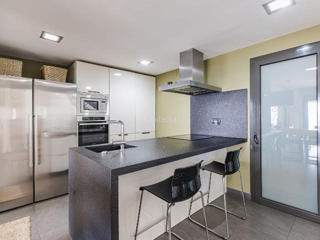 Casa en venta en Castelldefels, Baixador. Exclusiva villa de diseño contemporáneo en primerísima línea de mar en Castelldefels. Casas.