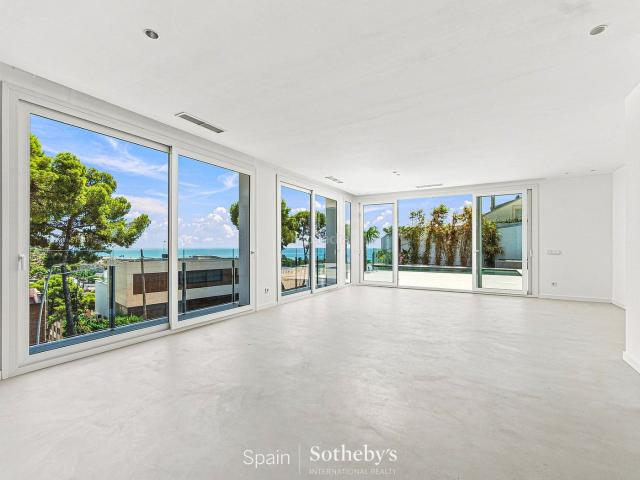 Casa en venta en Castelldefels, Bellamar. Exclusiva villa de diseño con piscina infinity y vistas al mar. Casas.