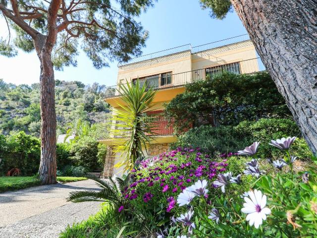 Casa en venta en Castelldefels, Bellamar. La CASA de las flores. Casas.