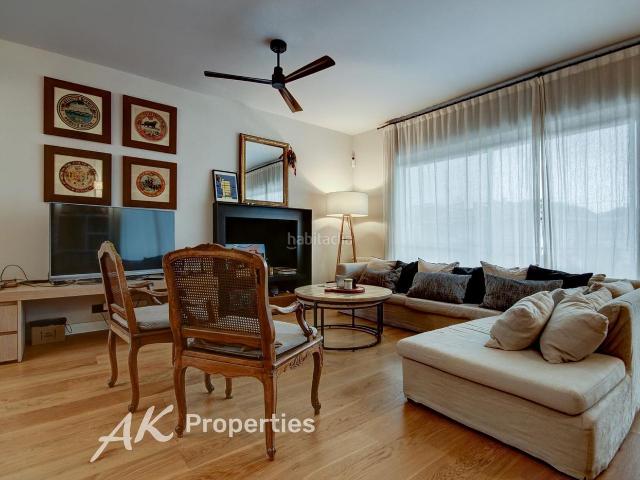 Casa en venta en Castelldefels, Granvía Mar. Espectacular casa con piscina y jardín privado. Casas.