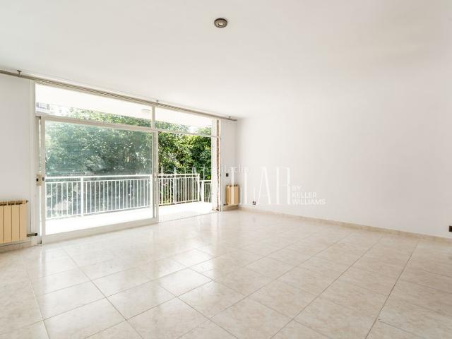 Casa en venta en Castelldefels, El Poal. CASA PAREADA ESQUINERA EN EL POAL, CASTELLDEFELS CON JARDIN, PISCINA Y PISTA DE TENIS. Casas.