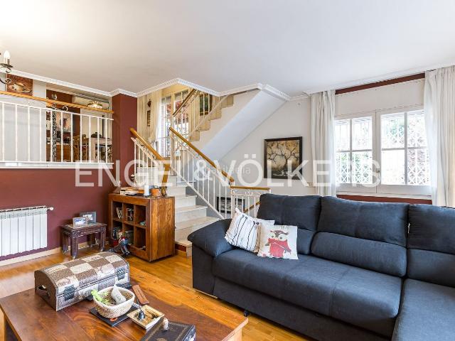 Casa en venta en Castelldefels, El Poal. Chalet con mucho encanto en El Poal. Casas.