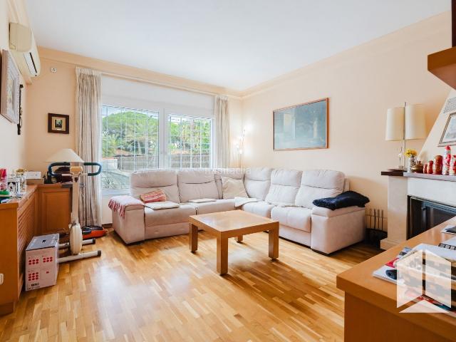 Casa en venta en Castelldefels, La Pineda. Amplia casa de 4 dormitorios con terraza y garaje privado. Casas.