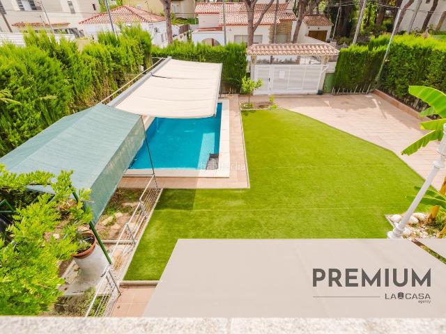 Casa en venta en Castelldefels, La Pineda. Casa independiente con piscina en Castelldefels. Casas.