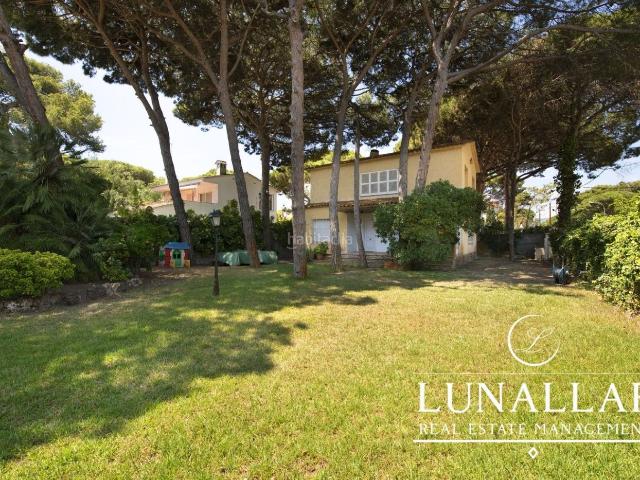 Casa en venta en Castelldefels, La Pineda. Casa independiente en esquina en La Pineda, Castelldefels, a 2 minutos de la playa. Casas.