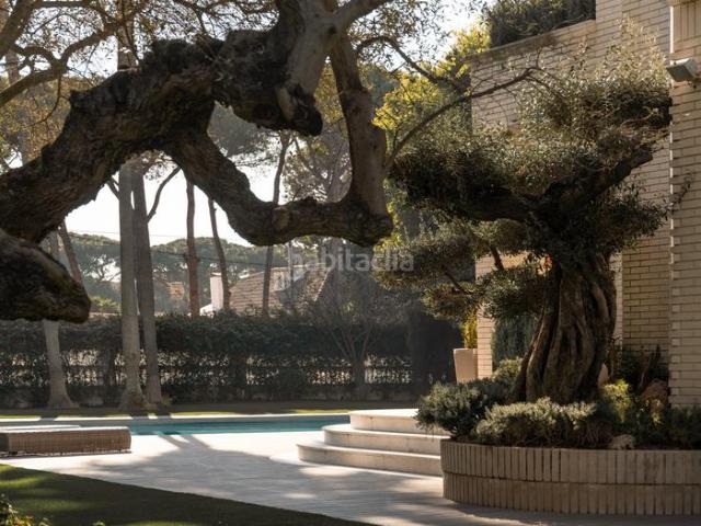 Casa en venta en Castelldefels, La Pineda. Excepcional villa a un paso de la playa de Castelldefels. Casas.