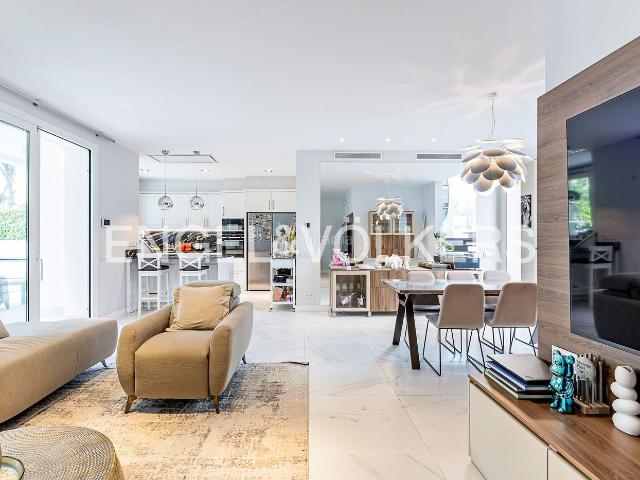 Casa en venta en Castelldefels, La Pineda. Exclusiva residencia junto al mar en La Pineda. Casas.