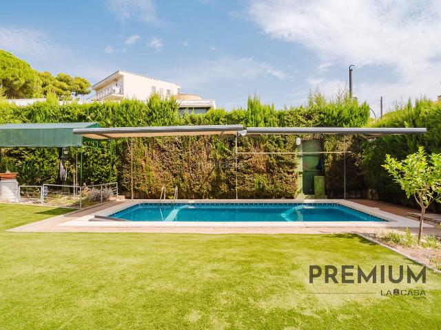 Casa en venta en Castelldefels, La Pineda. GRAN OPORTUNIDAD EN INMEJORABLE ZONA!. Casas.