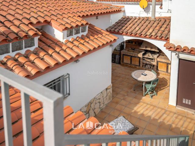 Casa en venta en Castelldefels, Lluminetes. La Casa Agency vende Chalet Independiente Reformado en Lluminetes A 1 Minuto de la Playa. Casas.
