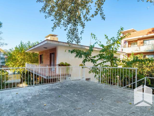 Casa en venta en Castelldefels, Lluminetes. Magnífica vivienda independiente con jardín y amplios espacios en Lluminetes Castelldefels. Casas.