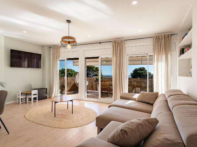 Casa en venta en Castelldefels, Montmar. Acogedora casa totalmente reformada con preciosas vistas al mar. Casas.