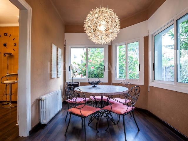 Casa en venta en Castelldefels, Montmar. Casa en una sola planta con gran parcela y zona de aparcamiento. Casas.