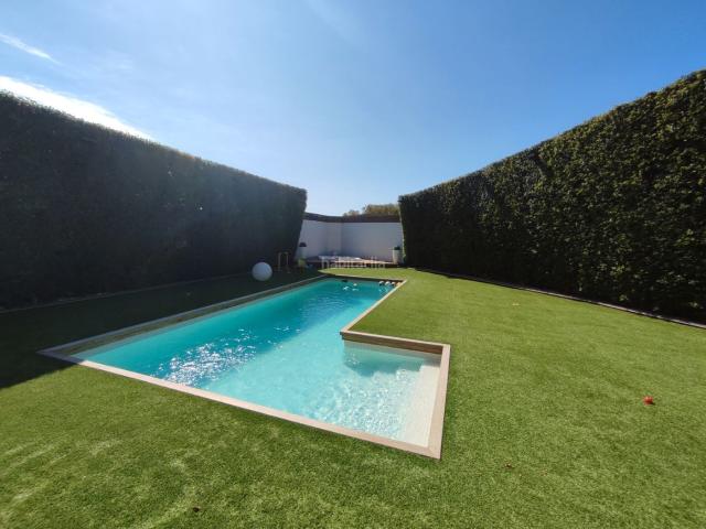 Casa en venta en Castelldefels, Montmar. Casa independiente con preciosa parcela ajardinada y vistas mar. Casas.