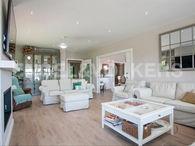 Casa en venta en Castelldefels, Montmar. Confort y lujo en excepcional casa unifamiliar. Casas.