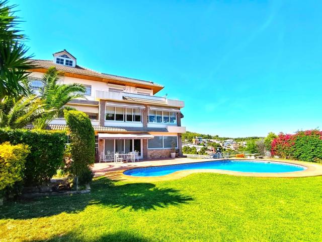 Casa en venta en Castelldefels, Montmar. Espectacular Finca con Tres Edificaciones y vistas al mar en Castelldefels Montmar. Casas.
