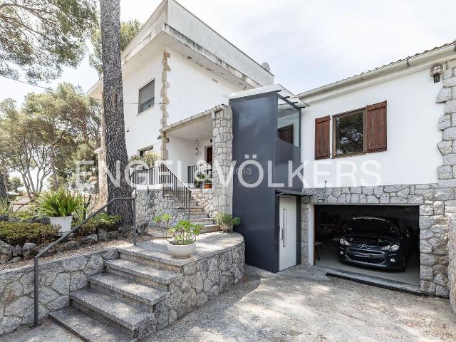 Casa en venta en Castelldefels, Montmar. Gran potencial para reformar y dar vida al hogar de tus sueños. Casas.