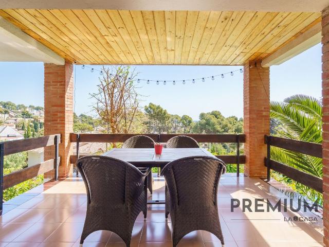 Casa en venta en Castelldefels, Montmar. LA CASA AGENCY PRESENTA!. Casas.