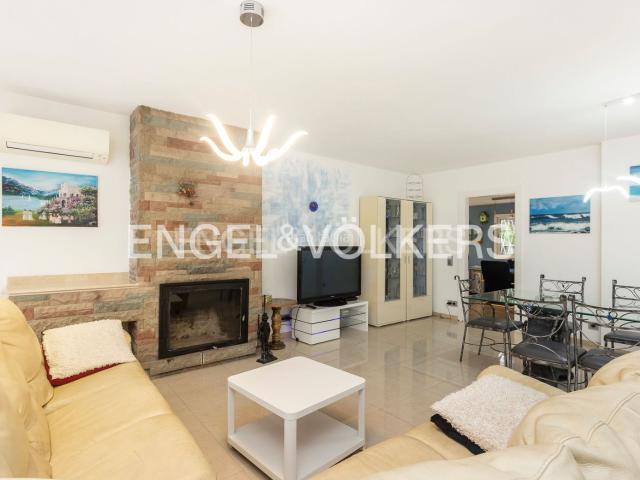 Casa en venta en Castelldefels, Montmar. Magnífica casa unifamiliar con preciosa piscina en Montemar. Casas.