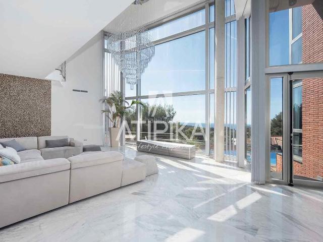 Casa en venta en Castelldefels, Montmar. Sensacional villa de lujo en venta con vistas panorámicas al mar en Montemar. Casas.