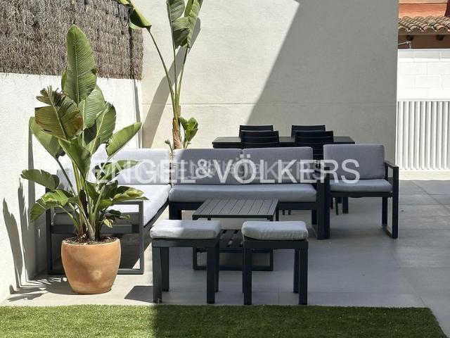 Casa en venta en Castelldefels, Mar i Sol. Elegancia y comodidad a un paso de todo. Casas.