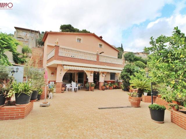Casa en venta en Castellet i la Gornal. GRAN CASA con 2 VIVIENDAS INDEPENDIENTES en Urb. Los ROSALES!. Casas Castellet i la.