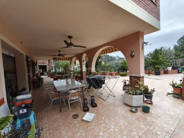 Casa en venta en Castellet i la Gornal. GRAN CASA INDEPENDIENTE 8 HAB 4 BAÑOS PISCINA URBANIZ. LOS ROSALES. Casas Castellet i la.