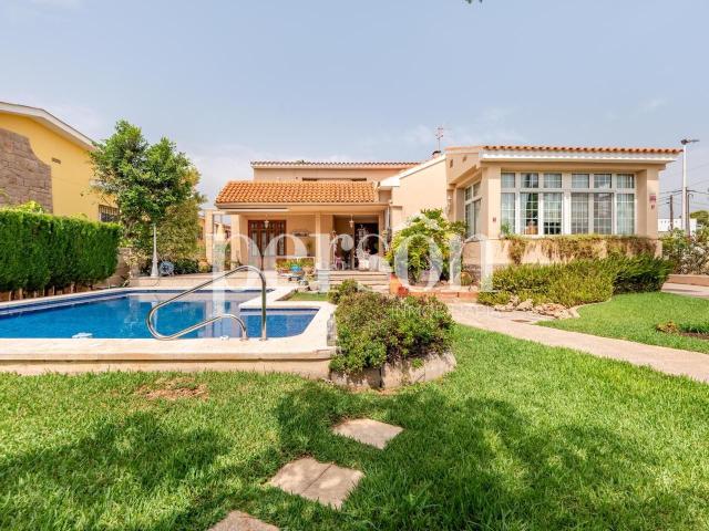 Casa en venta en Castellón de la Plana, El Grao. EXCLUSIVO CHALET CON PISCINA, JARDÍN Y VISTAS AL MAR EN EL GRAO DE CASTELLÓN. Casas Castellón de la.