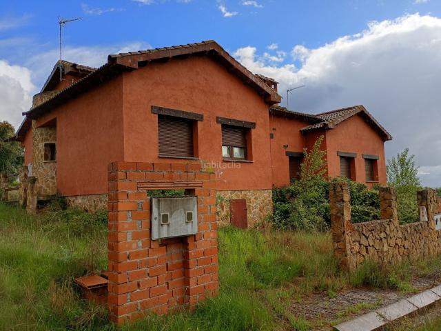 Casa en venta en Castillejo de Mesleón. OPORTUNIDAD DE INVERSION 2 CHALETS PAREADOS EN URBANIZACION CERRADA. Casas Castillejo de.