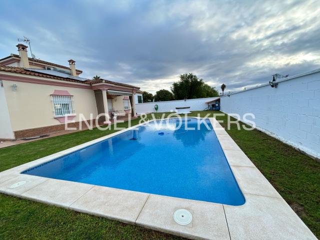 Casa en venta en Castilleja de la Cuesta. Chalet independiente de una planta en Las Almenas, Tomares. Casas Castilleja de la.