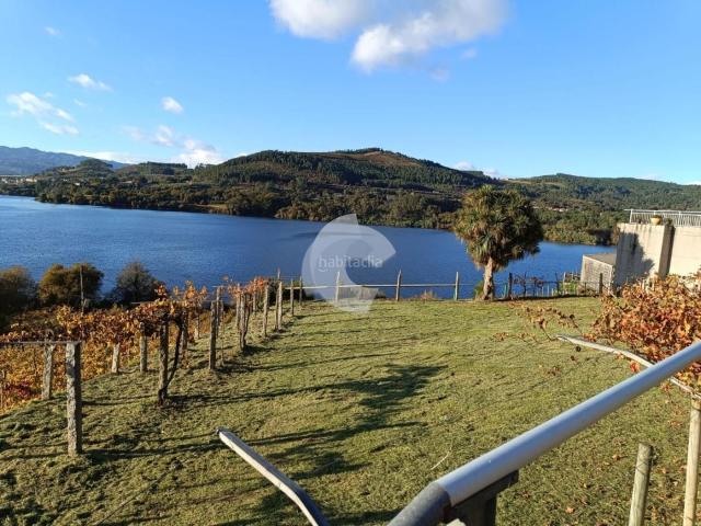 Casa en venta en Castrelo de Miño. Se vende magnífica vivienda con impresionantes vistas, ubicada en una finca de 2.000 m. La casa, distribuida en dos plantas y equi. Casas Castrelo de.
